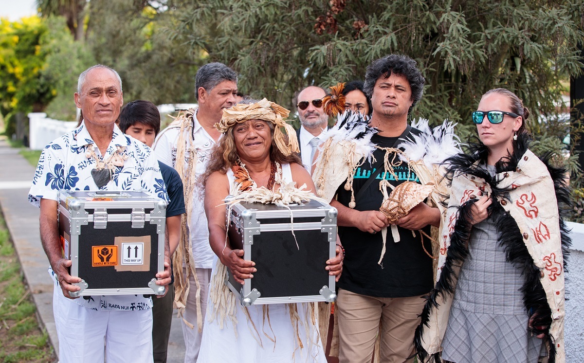 The delegation from Rapa Nui (Easter Island) outside Tuahiwi Marae in North Canterbury. The tīpuna from Otago and Canterbury Museums are carried by Joaquin Tuki Tepano (left) and Ida Huke Atan (right).