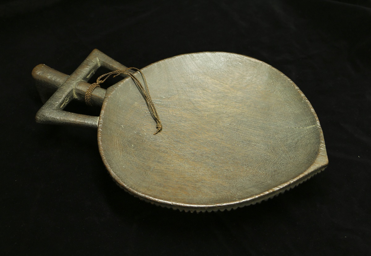 Sedre ni waiwai (Oil dish) Canterbury Museum E150.1025