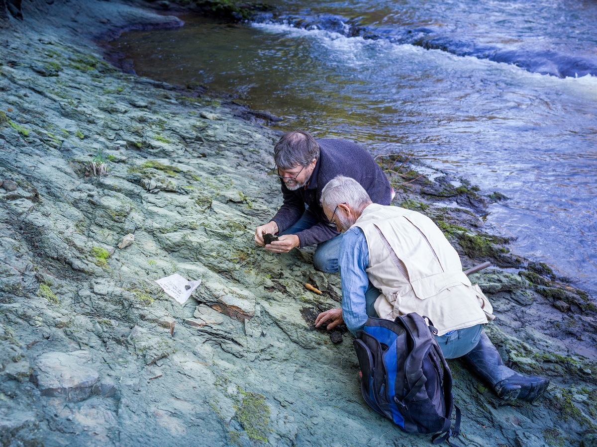 Dr Paul Scofield and Leigh Love at the Waipara site where the Protodontopteryx fossils were found. Image available CC BY NC and for News and Current Affairs Use